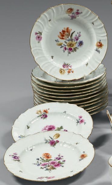 Suite de quatorze assiettes en porcelaine...