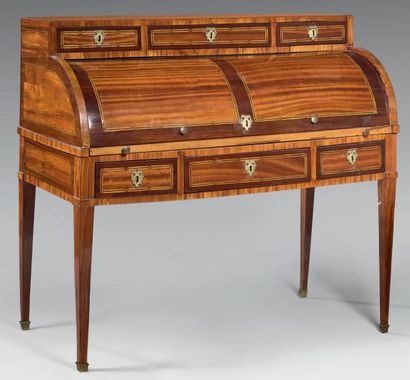 Bureau cylindre marqueté en fil de satiné...