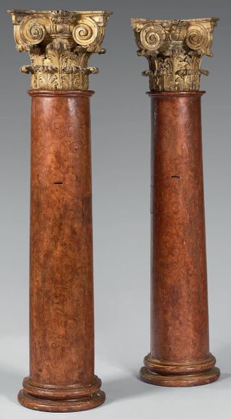 Paire de demi-colonnes support en bois peint...