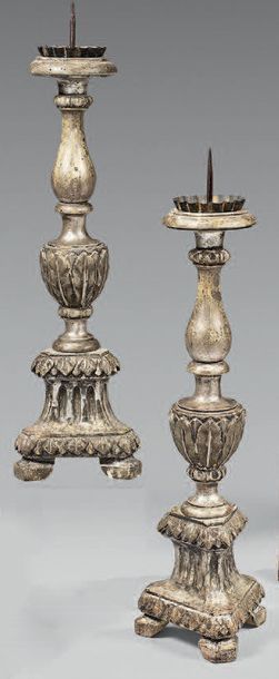 Paire de pique-cierges à fût balustre et...