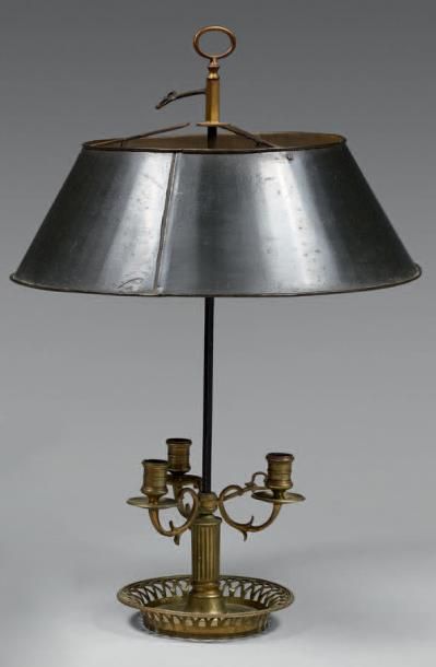 Lampe bouillotte à trois lumières sur une...