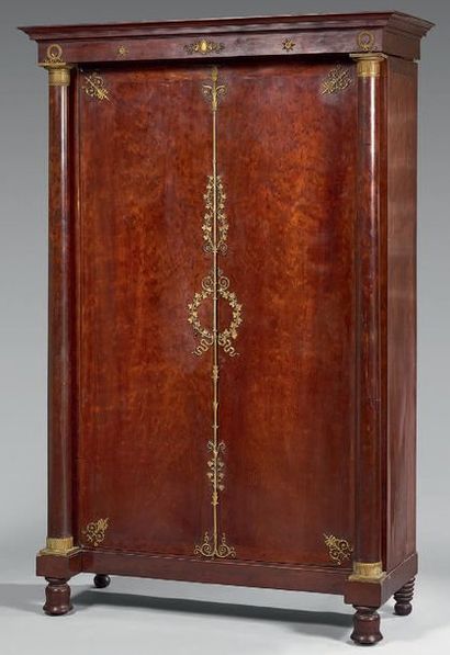 Armoire en placage d'acajou moucheté ouvrant...