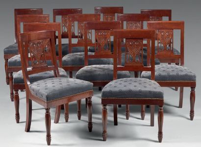 Suite de douze chaises en acajou à dossier...