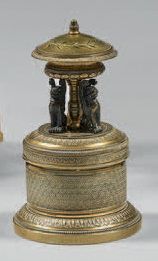 Petit brûle-parfum en bronze patiné et doré,...