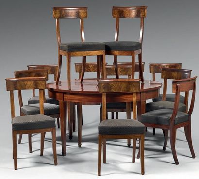 Suite de douze chaises de salle à manger...
