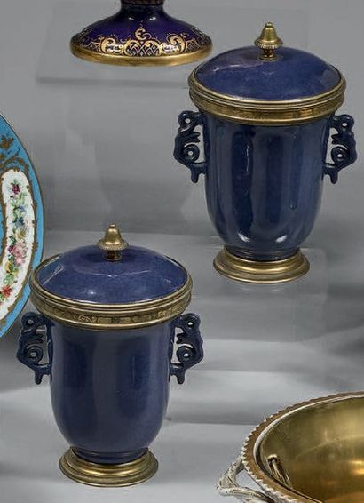 Paire de petites coupes à anses en porcelaine...