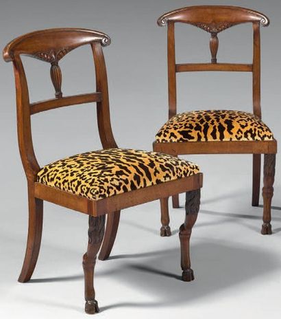 Paire de chaises en acajou, le bandeau cintré...