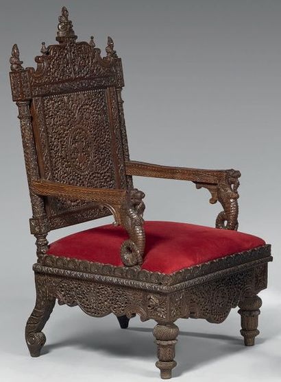Paire de curieux fauteuils d'apparat en bois...