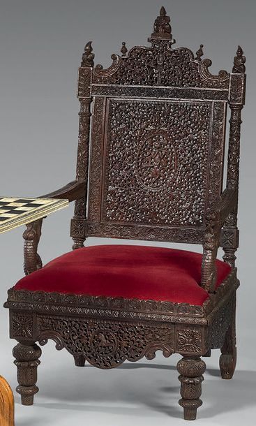 Paire de curieux fauteuils d'apparat en bois...