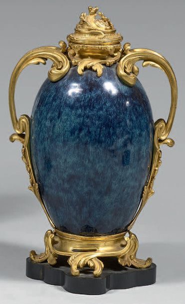 Potiche en grès flammé bleu imitant la Chine...