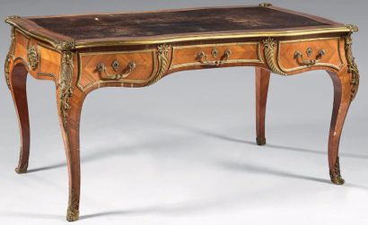 Bureau plat de forme chantournée marquetée...