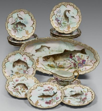Service à poisson en porcelaine rehaussée...