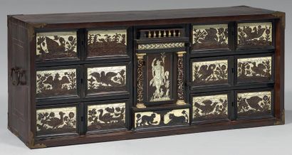 Cabinet en placage d'ébène ouvrant à sept...