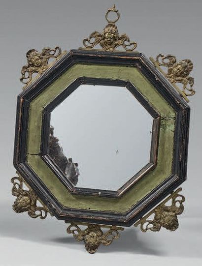 Petit miroir dans un cadre octogonal en bois...