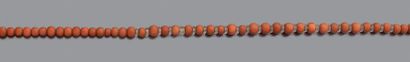 Collier de billes de corail en chute, intercalées...