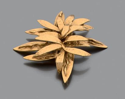 Broche à trois étages en or jaune 18K (750)...