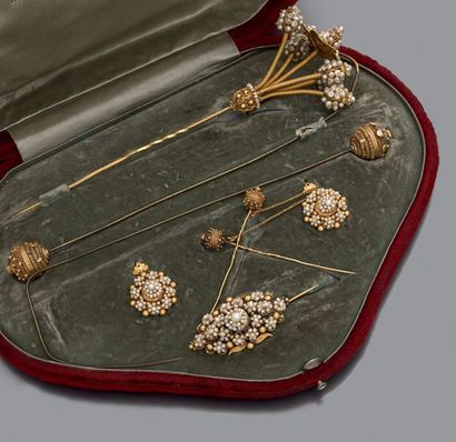 Parure en or jaune 18K (750) ornée de bouquets...