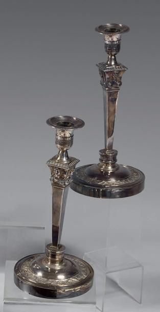 Paire de flambeaux en argent et deux bobèches,...