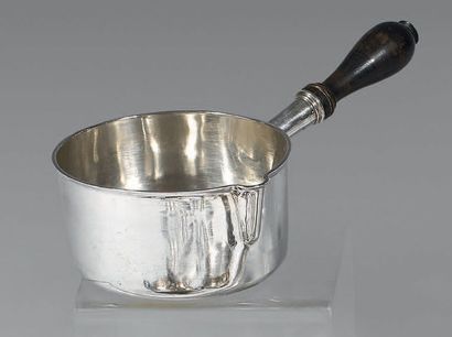 Casserole en argent, le manche en bois brun.
Poinçon...