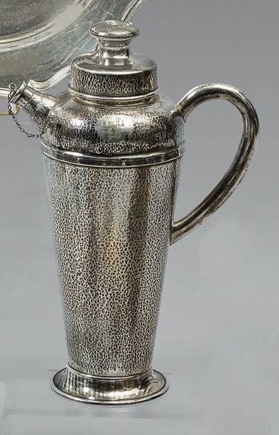 Grande verseuse en argent martelé (900/1000e),...