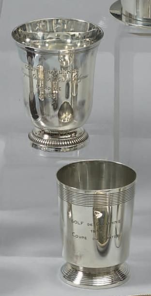 Deux timbales commémoratives en argent (950/1000e),...