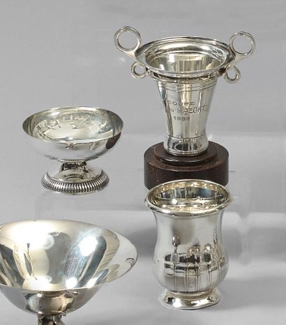 Lot en argent composé de: une coupe commémorative,...