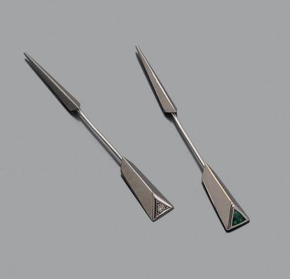 Deux épingles de cravate Art Déco en or gris...