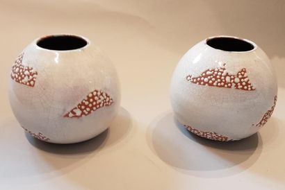 PRIMAVERA
Paire de vases boule en céramique...
