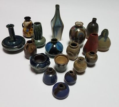 Ensemble de seize vases miniatures en céramique...