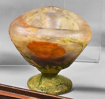 DAUM Nancy
Petit vase de section triangulaire...