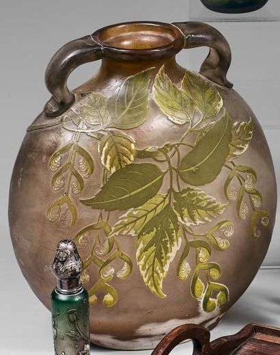 Emile GALLE (1846-1906)
Vase de forme gourde...
