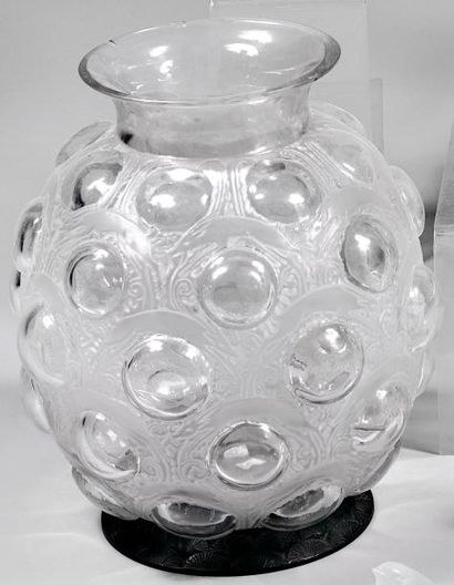 RENE LALIQUE (1860-1945)
Vase boule en verre...