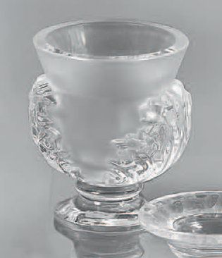 LALIQUE FRANCE
- Un cendrier circulaire en...