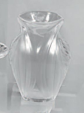 LALIQUE FRANCE
- Un cendrier circulaire en...