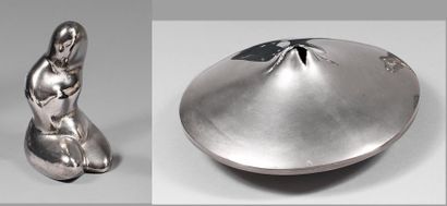 Ensemble composé de
- Un vase en acier poli,...