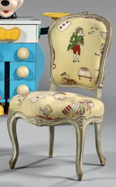 Petite chaise en bois laqué crème sculpté...