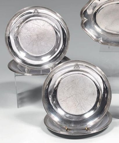 Quatre plats ronds en argent, la bordure...