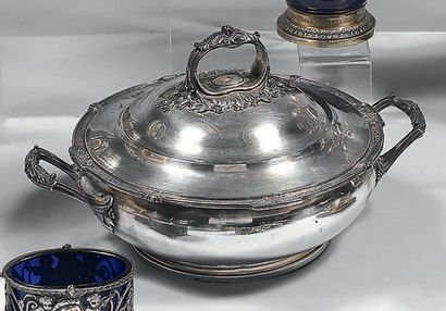 Légumier rond en argent (950), posant sur...