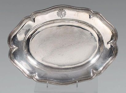Plat ovale en argent, la bordure à contours...
