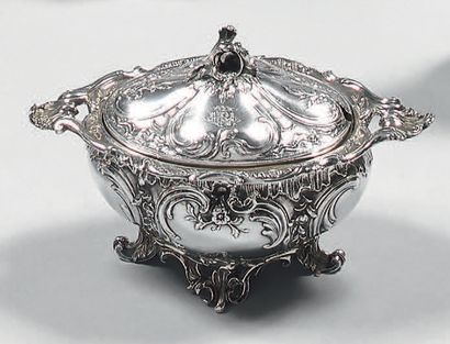 Sucrier ovale en argent, posant sur quatre...