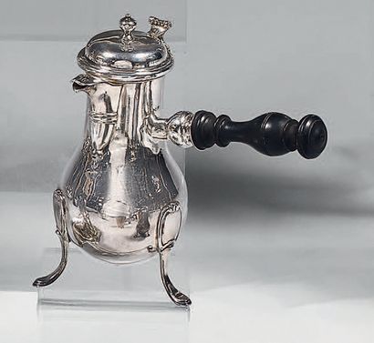 Verseuse tripode en argent, de forme balustre,...