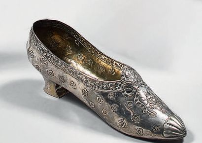 Escarpin en argent, à décor au repoussé de...