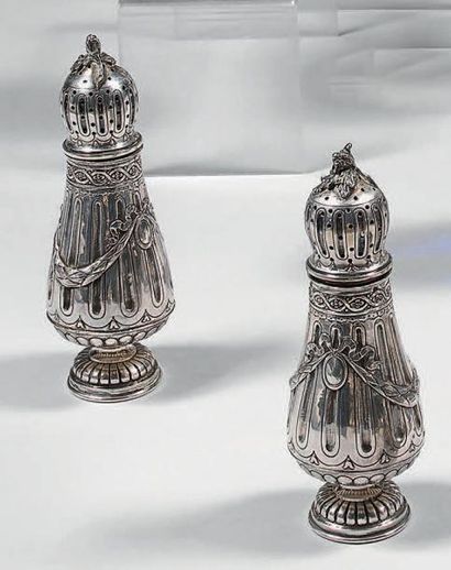 Paire de saupoudroirs en argent, posant sur...