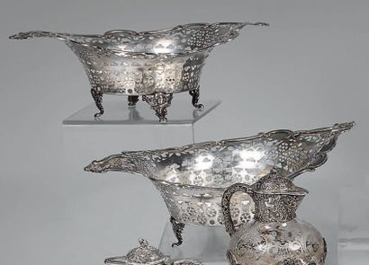 Paire de corbeilles en argent, de forme ovale,...
