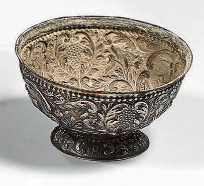 Coupe ronde en argent (833), posant sur un...