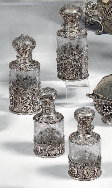 Quatre flacons de toilette en cristal gravé,...
