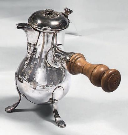 Verseuse tripode en argent, de forme balustre,...