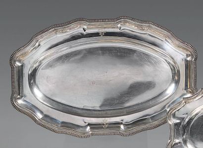 Plat ovale en argent (950), à contours et...