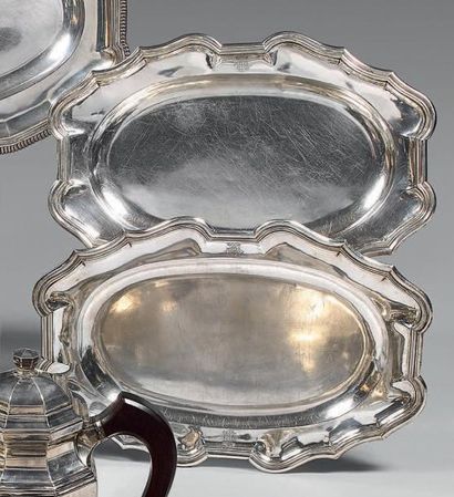Paire de plats ovales en argent (950), la...