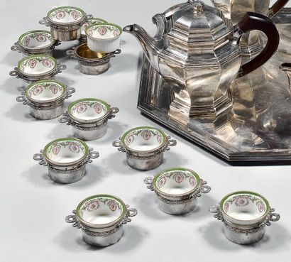 Douze ramequins en porcelaine blanche ornée...